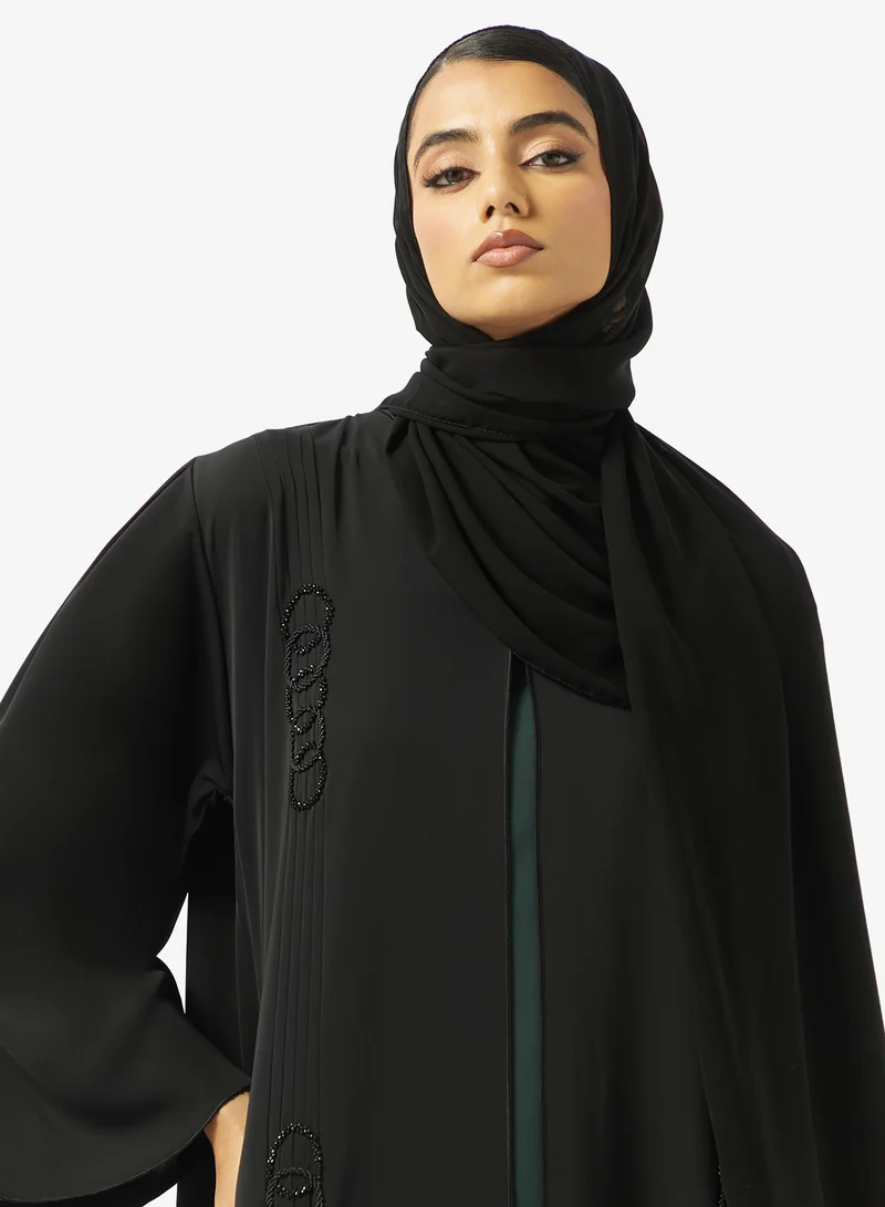 هيا كلوزيت عباية مفتوحة مزينة بياقة على شكل حرف